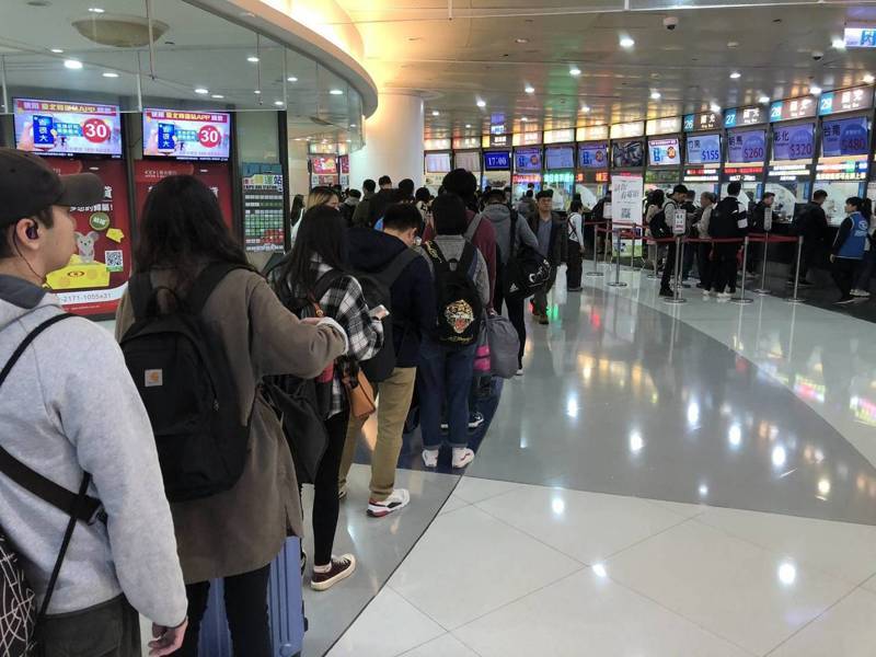 車都快開了！老翁「想到醫院看女兒」卻不會買票　她好心讓票「回櫃台重買」卻怒了：愛心被糟蹋