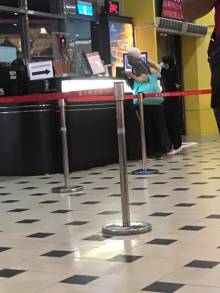車都快開了！老翁「想到醫院看女兒」卻不會買票　她好心讓票「回櫃台重買」卻怒了：愛心被糟蹋