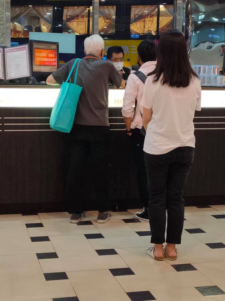車都快開了！老翁「想到醫院看女兒」卻不會買票　她好心讓票「回櫃台重買」卻怒了：愛心被糟蹋