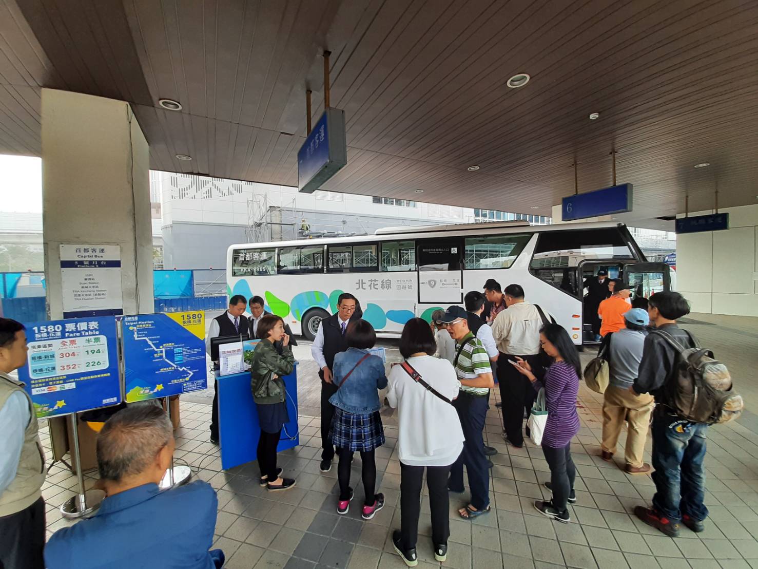 車都快開了！老翁「想到醫院看女兒」卻不會買票　她好心讓票「回櫃台重買」卻怒了：愛心被糟蹋