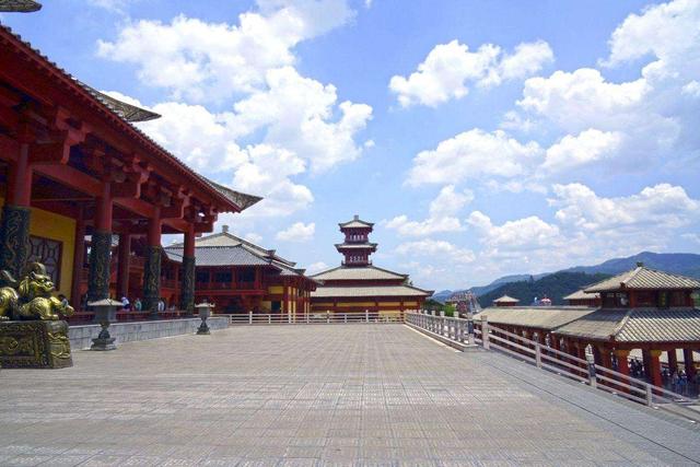為戲痴狂！名導「耗資50億修建古城」取景 　戲沒火古城卻火了 「1年門票42億賺翻」 大咖劇組搶著拍