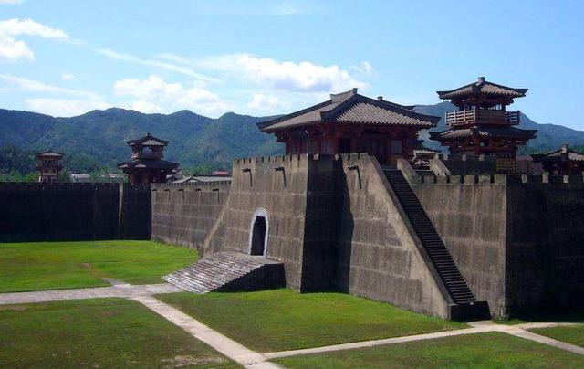 為戲痴狂！名導「耗資50億修建古城」取景 　戲沒火古城卻火了 「1年門票42億賺翻」 大咖劇組搶著拍