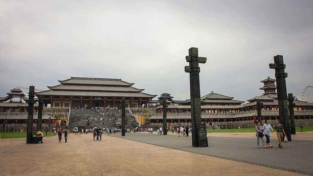 為戲痴狂！名導「耗資50億修建古城」取景 　戲沒火古城卻火了 「1年門票42億賺翻」 大咖劇組搶著拍