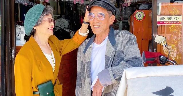 70年了你還在我身邊！8旬洗衣店老夫妻「穿客人不要的舊衣服」　變最潮情侶「時尚搭配不輸年輕人」爆紅