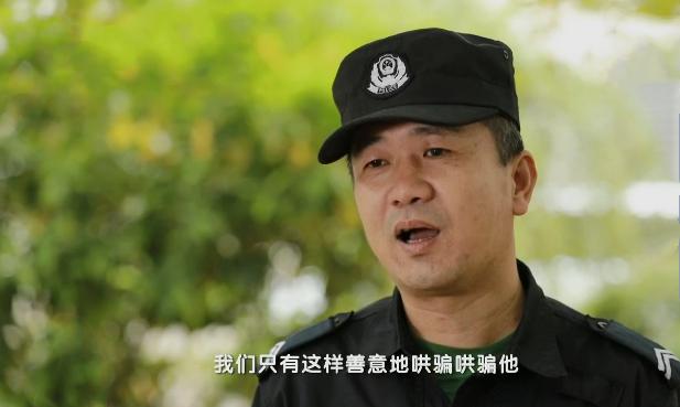 忘記妻子已逝!84歲「失智」老人每天醫院尋妻三五趟,醫護不忍戳穿集體陪「演戲」後續讓網友淚目