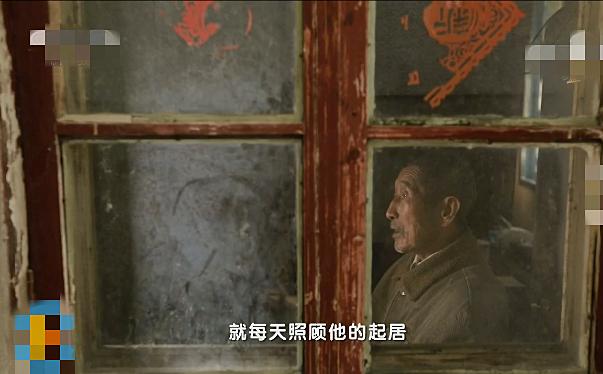 忘記妻子已逝!84歲「失智」老人每天醫院尋妻三五趟,醫護不忍戳穿集體陪「演戲」後續讓網友淚目
