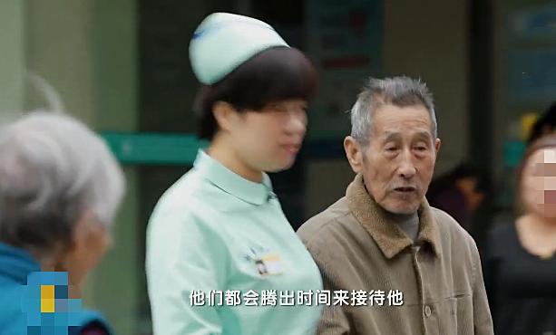 忘記妻子已逝!84歲「失智」老人每天醫院尋妻三五趟,醫護不忍戳穿集體陪「演戲」後續讓網友淚目