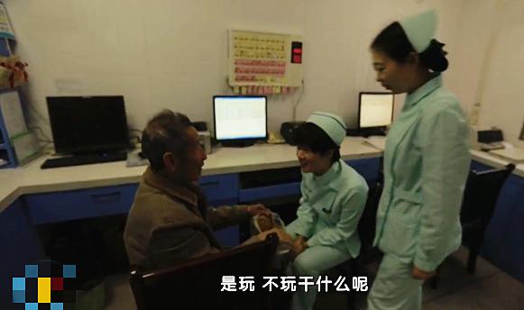 忘記妻子已逝!84歲「失智」老人每天醫院尋妻三五趟,醫護不忍戳穿集體陪「演戲」後續讓網友淚目