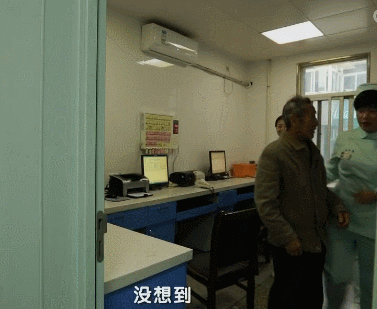 忘記妻子已逝!84歲「失智」老人每天醫院尋妻三五趟,醫護不忍戳穿集體陪「演戲」後續讓網友淚目