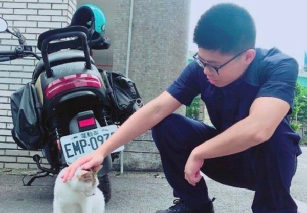 一路好走！21歲警拔管「全體弟兄敬禮目送」母淚崩：你是我的驕傲　器捐「超過10家庭受惠」遺愛人間