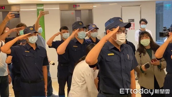 一路好走！21歲警拔管「全體弟兄敬禮目送」母淚崩：你是我的驕傲　器捐「超過10家庭受惠」遺愛人間