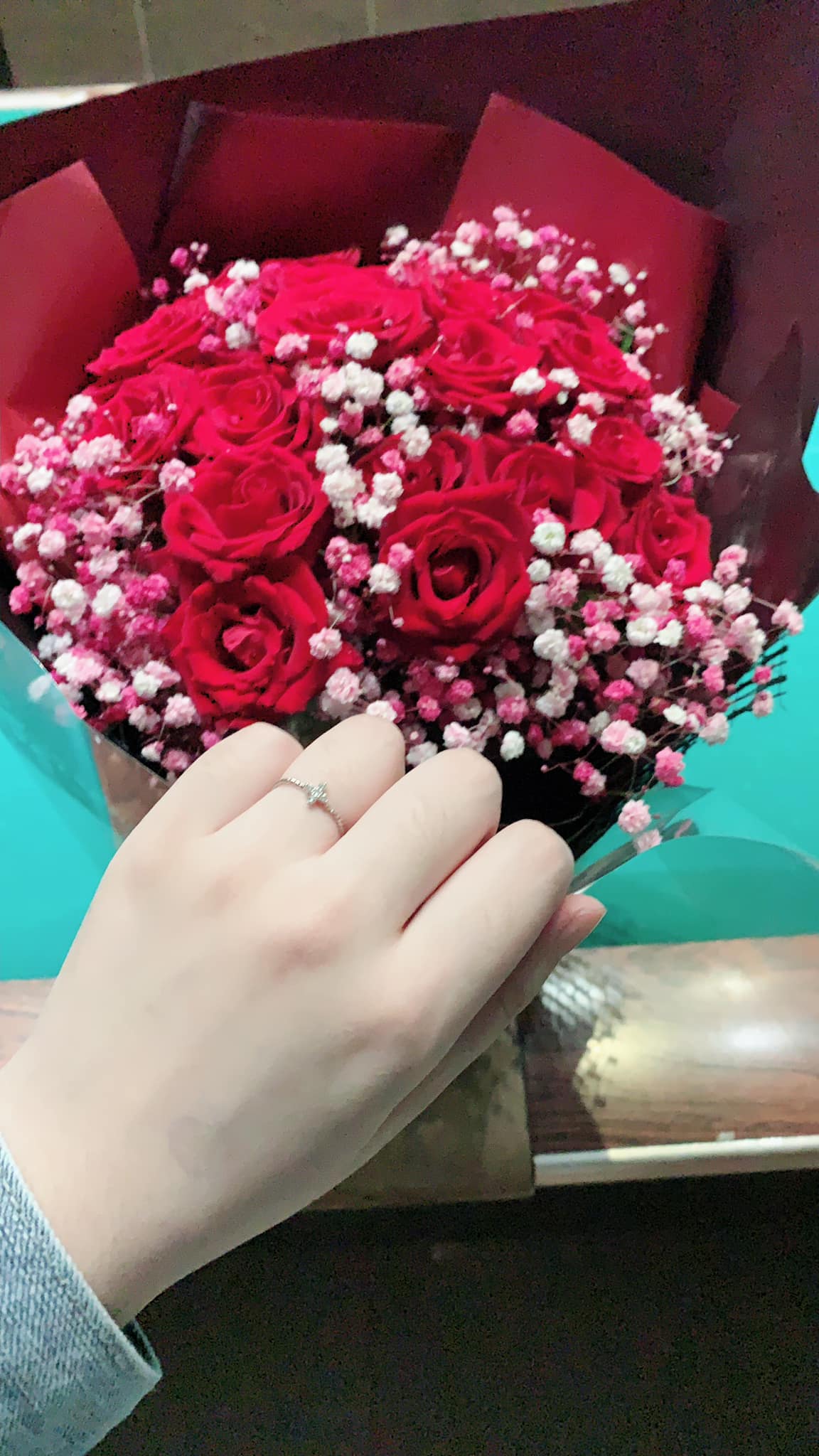 奉子成婚不被看好？23歲人妻生完「老公蹲床邊按摩」把她當公主　感動曝「對方變本加厲」：比爸爸還寵我