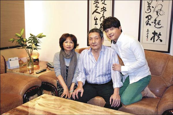 感念爸媽擺攤養大！翁立友「砸千萬買孝親房」30年老屋翻新藏孝心　「改造亮點在廁所」全家同住50坪空間