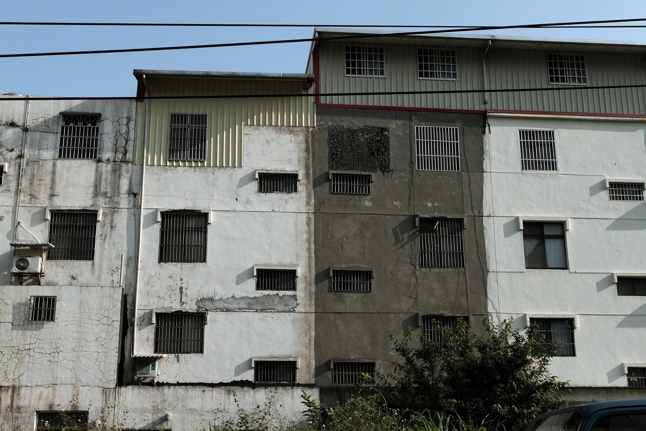 夫妻痛失女兒「又弄丟9千元喪葬費」無助上網求救　房東突然敲門「超暖心舉動」瞬間淚流滿面