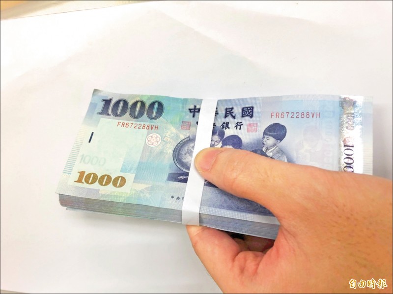 夫妻痛失女兒「又弄丟9千元喪葬費」無助上網求救　房東突然敲門「超暖心舉動」瞬間淚流滿面