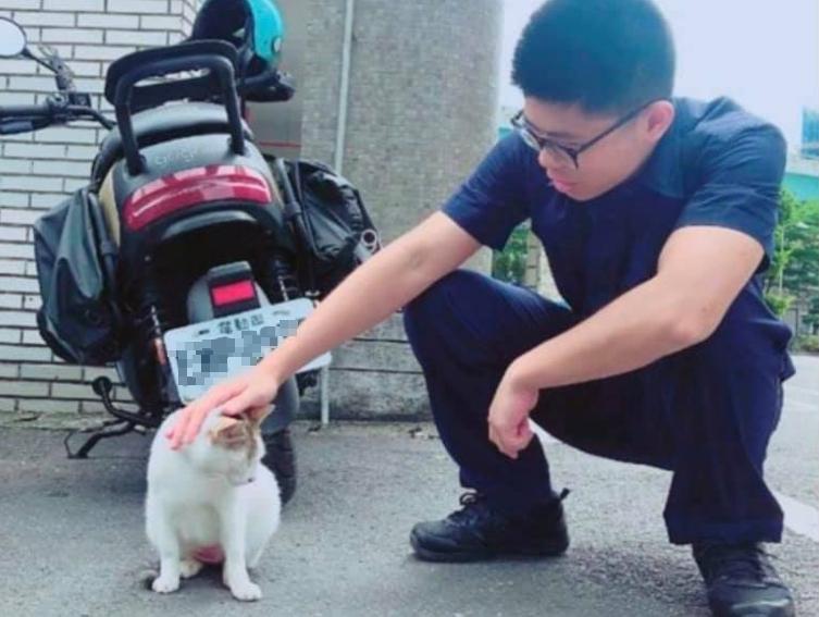 無照帶走21歲警！少年二度到院「磕頭下跪求原諒」　淚喊將來「願意代替行孝」家屬出面了
