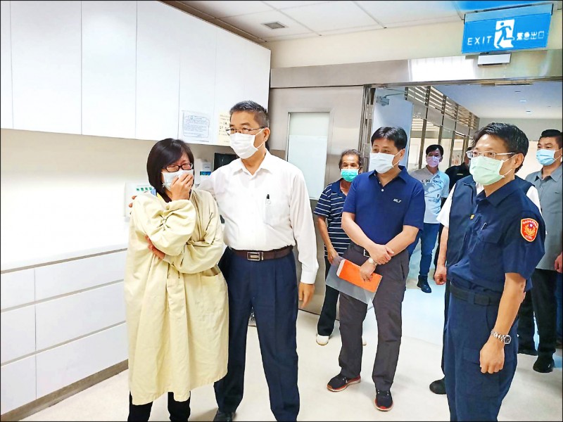 無照帶走21歲警！少年二度到院「磕頭下跪求原諒」　淚喊將來「願意代替行孝」家屬出面了