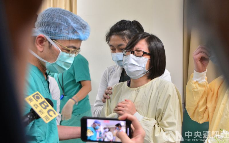 無照帶走21歲警！少年二度到院「磕頭下跪求原諒」　淚喊將來「願意代替行孝」家屬出面了