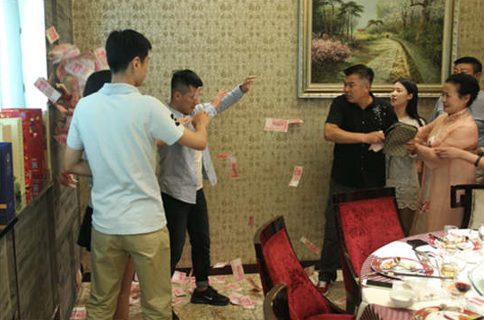 提親給7千元聘金！男友態度強硬「不拿就拉倒」被罵翻　她挺身護尪「爸媽才過分」真相神反轉