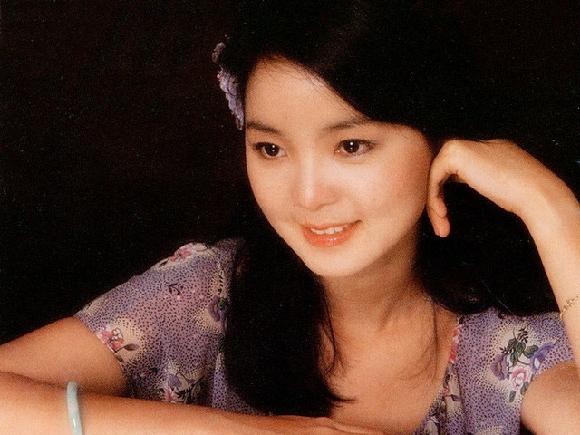 與安穩歲月無緣！鄧麗君情路坎坷「5段情3度錯過婚紗」兩男友驟逝　普通人幸福「竟比登天還難」令人心疼