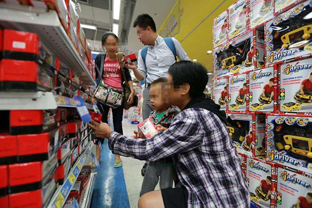 把店家當遊樂場！恐龍媽「放任孩子亂丟玩具」撂話：弄壞我買啊　下一秒「直接現世報」網笑：太療癒
