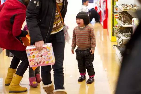 把店家當遊樂場！恐龍媽「放任孩子亂丟玩具」撂話：弄壞我買啊　下一秒「直接現世報」網笑：太療癒