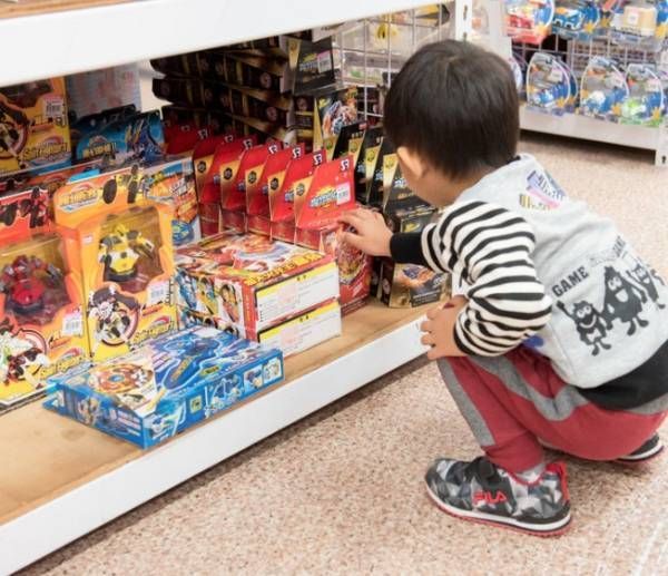 把店家當遊樂場！恐龍媽「放任孩子亂丟玩具」撂話：弄壞我買啊　下一秒「直接現世報」網笑：太療癒