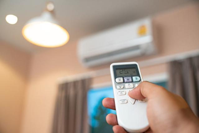 熱到受不了！夏天家裡停電「寶寶熱出滿頭大汗」　 阿嬤靈光一閃「別出心裁降溫」網狂讚：我怎麼就沒想到