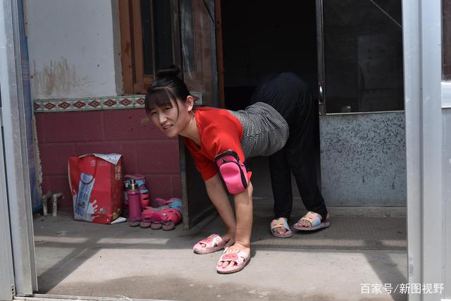 漂亮女孩爬行34年！「嫁大22歲丈夫」生兩女兒　從不怨恨「感恩身邊的一切」積極傳遞正能量
