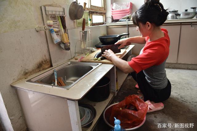 漂亮女孩爬行34年！「嫁大22歲丈夫」生兩女兒　從不怨恨「感恩身邊的一切」積極傳遞正能量