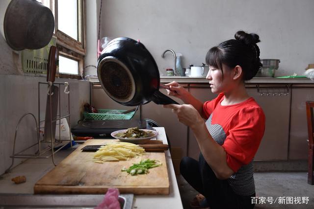 漂亮女孩爬行34年！「嫁大22歲丈夫」生兩女兒　從不怨恨「感恩身邊的一切」積極傳遞正能量