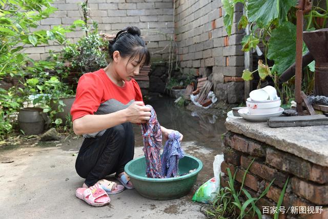 漂亮女孩爬行34年！「嫁大22歲丈夫」生兩女兒　從不怨恨「感恩身邊的一切」積極傳遞正能量