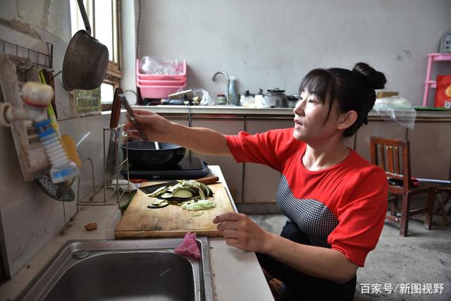 漂亮女孩爬行34年！「嫁大22歲丈夫」生兩女兒　從不怨恨「感恩身邊的一切」積極傳遞正能量