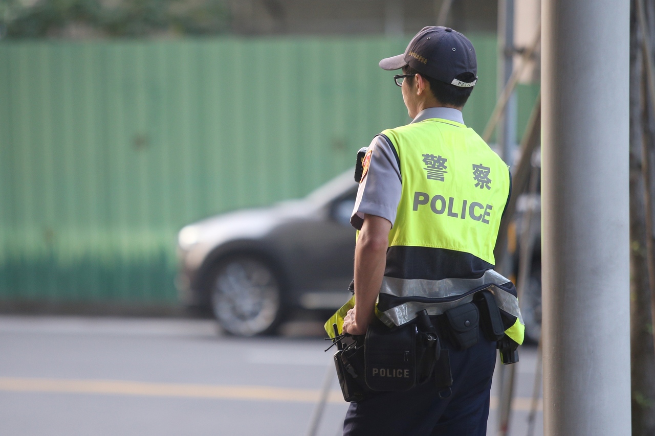 半夜上台北支援！警察坐在餐廳「低著頭打瞌睡」好疲累　路人一看「桌上擺了字條」心疼：辛苦了