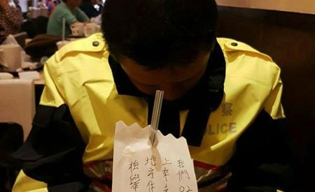半夜上台北支援！警察坐在餐廳「低著頭打瞌睡」好疲累　路人一看「桌上擺了字條」心疼：辛苦了