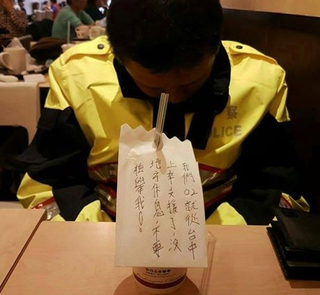 半夜上台北支援！警察坐在餐廳「低著頭打瞌睡」好疲累　路人一看「桌上擺了字條」心疼：辛苦了