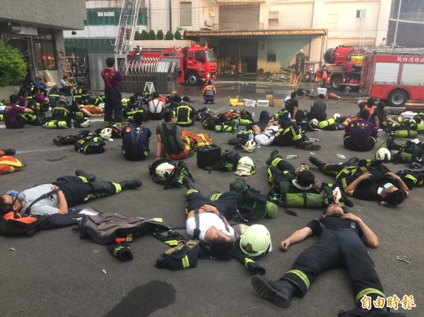半夜上台北支援！警察坐在餐廳「低著頭打瞌睡」好疲累　路人一看「桌上擺了字條」心疼：辛苦了