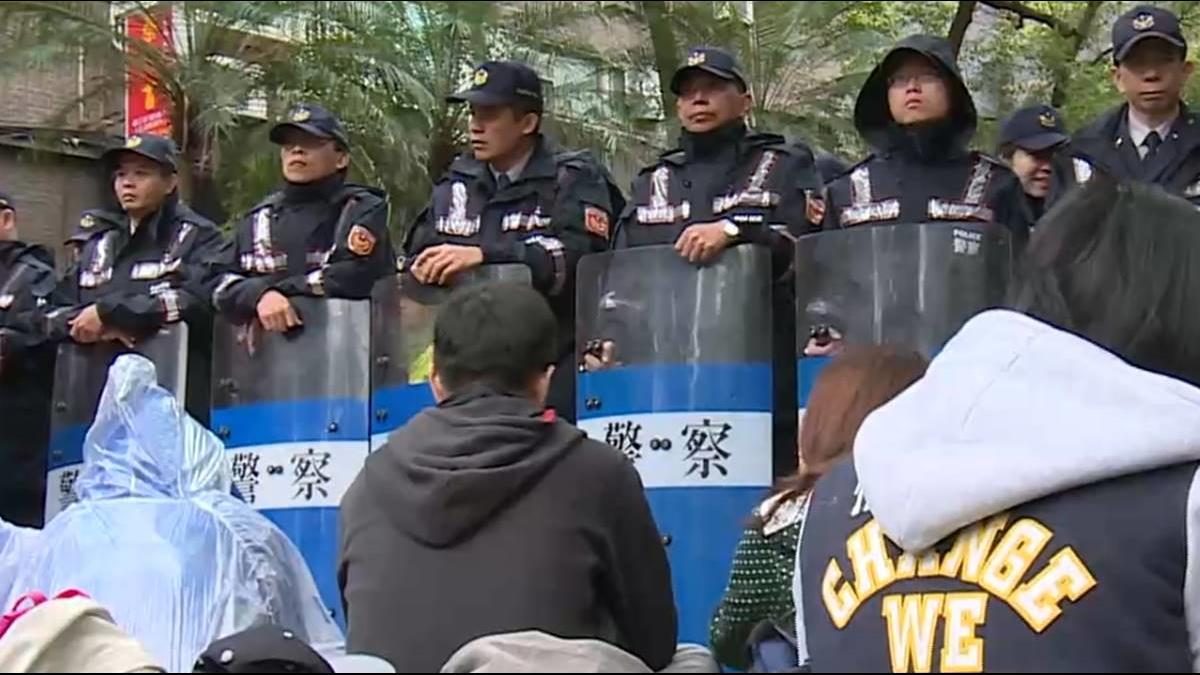 半夜上台北支援！警察坐在餐廳「低著頭打瞌睡」好疲累　路人一看「桌上擺了字條」心疼：辛苦了