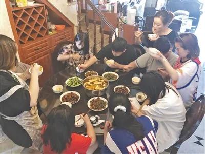把舅舅當大哥！8外甥「每年暑假來他家報到」舅舅忙翻天　每日花5小時下廚「餐餐煮六斤米」舅媽也樂次不疲