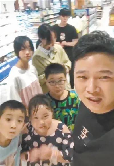 把舅舅當大哥！8外甥「每年暑假來他家報到」舅舅忙翻天　每日花5小時下廚「餐餐煮六斤米」舅媽也樂次不疲