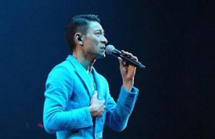 萬人演唱會沒人看！現場僅來幾人「歌手對著空座唱整晚」　付高額場地費虧慘：史上最尷尬