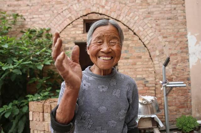 到底是真是假？鳥糞落入8旬阿嬤家中「長出野參樹」 　鄰居說值45萬「專家查證來歷」：果真不一般