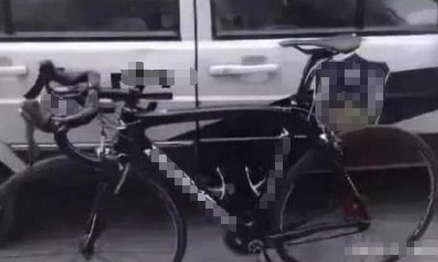 寶馬撞到自行車！霸道車主「扔下2000元」打算走人　卻反被出手教訓「你車賣了都不夠賠」網友：踢到鐵板了吧