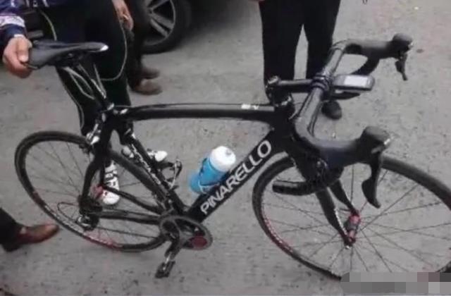 寶馬撞到自行車！霸道車主「扔下2000元」打算走人　卻反被出手教訓「你車賣了都不夠賠」網友：踢到鐵板了吧