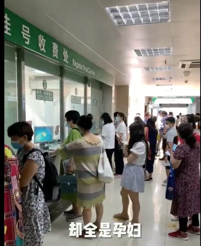 生子是兩人的事！丈夫坐著玩遊戲「孕婦站著排隊」自認有陪伴　保全看不下去「別連自己老婆都不讓座」
