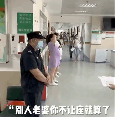 生子是兩人的事！丈夫坐著玩遊戲「孕婦站著排隊」自認有陪伴　保全看不下去「別連自己老婆都不讓座」