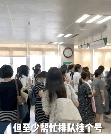 生子是兩人的事！丈夫坐著玩遊戲「孕婦站著排隊」自認有陪伴　保全看不下去「別連自己老婆都不讓座」