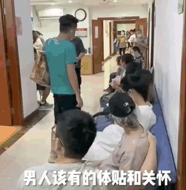 生子是兩人的事！丈夫坐著玩遊戲「孕婦站著排隊」自認有陪伴　保全看不下去「別連自己老婆都不讓座」