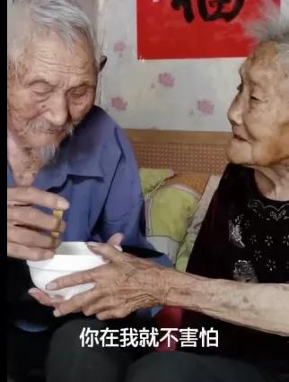 生子是兩人的事！丈夫坐著玩遊戲「孕婦站著排隊」自認有陪伴　保全看不下去「別連自己老婆都不讓座」