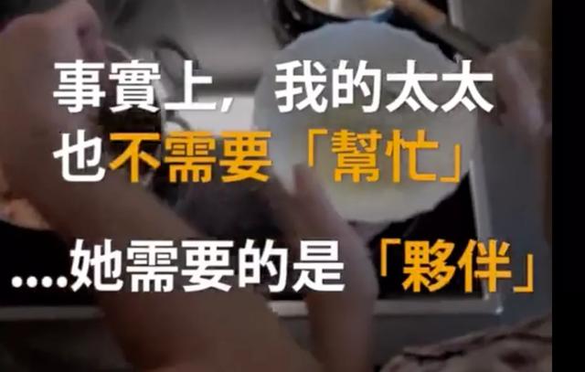 生子是兩人的事！丈夫坐著玩遊戲「孕婦站著排隊」自認有陪伴　保全看不下去「別連自己老婆都不讓座」